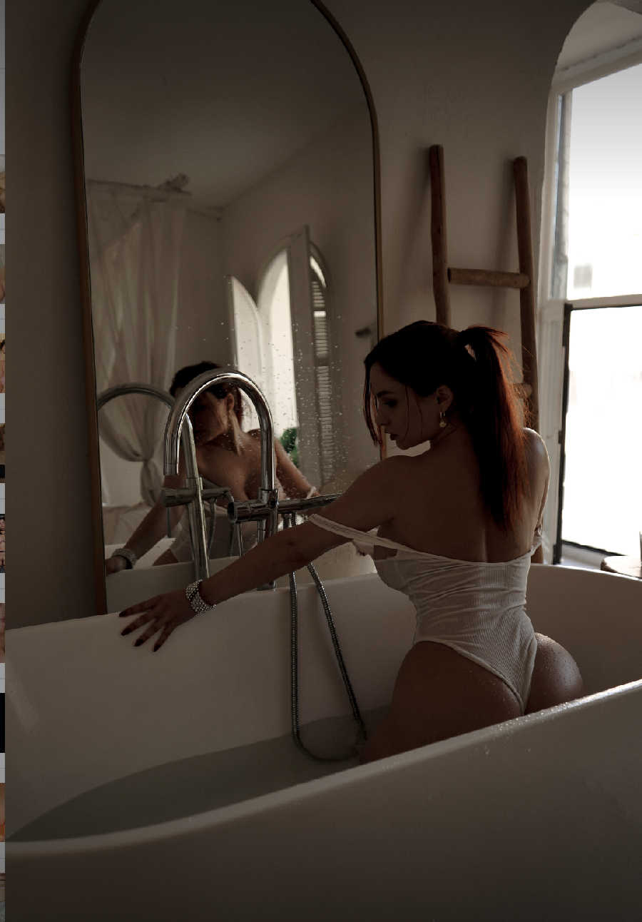 A playful frame from Miranda Faith nude — online in Lyon