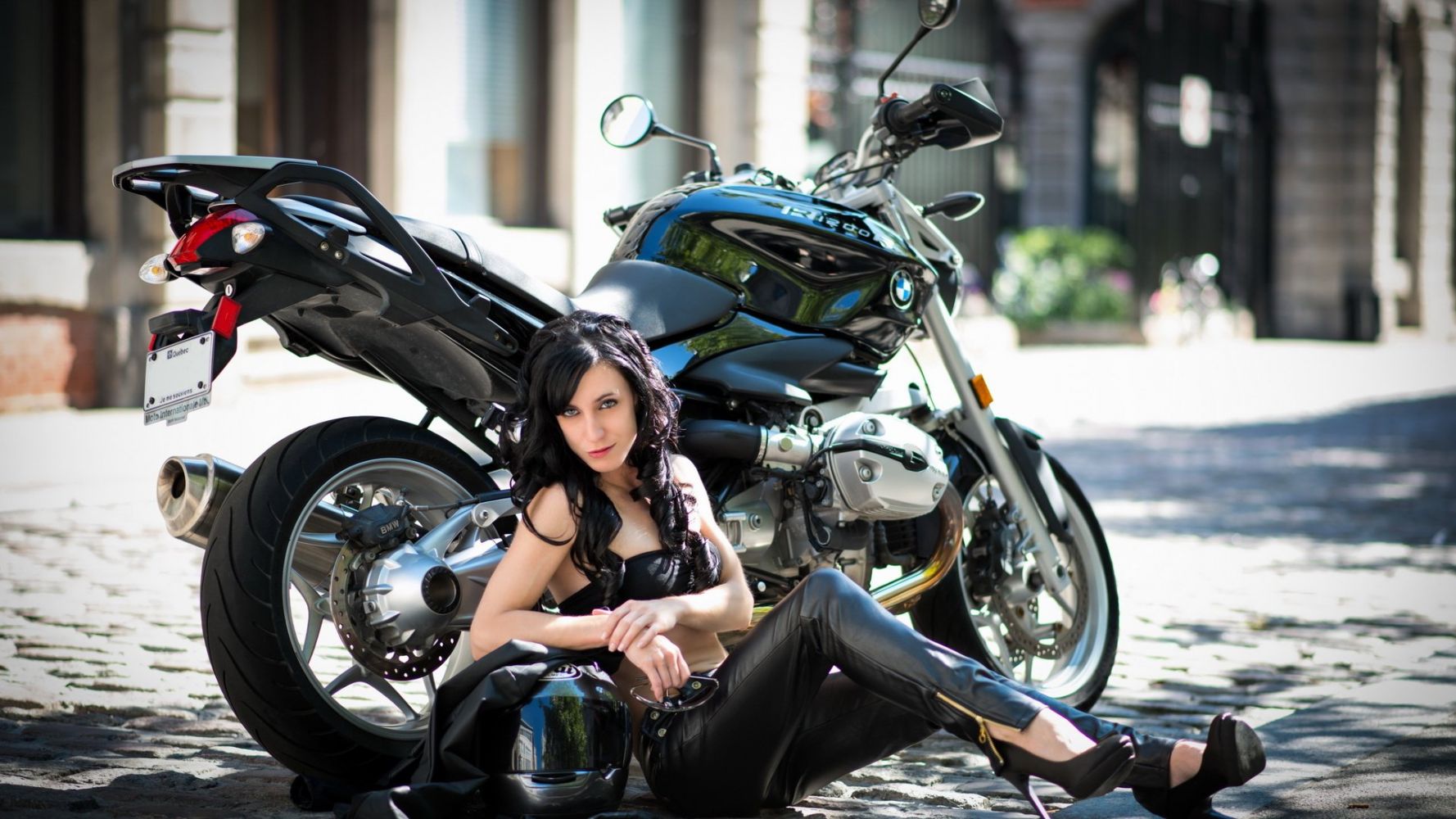 European women on bikes in Lyon