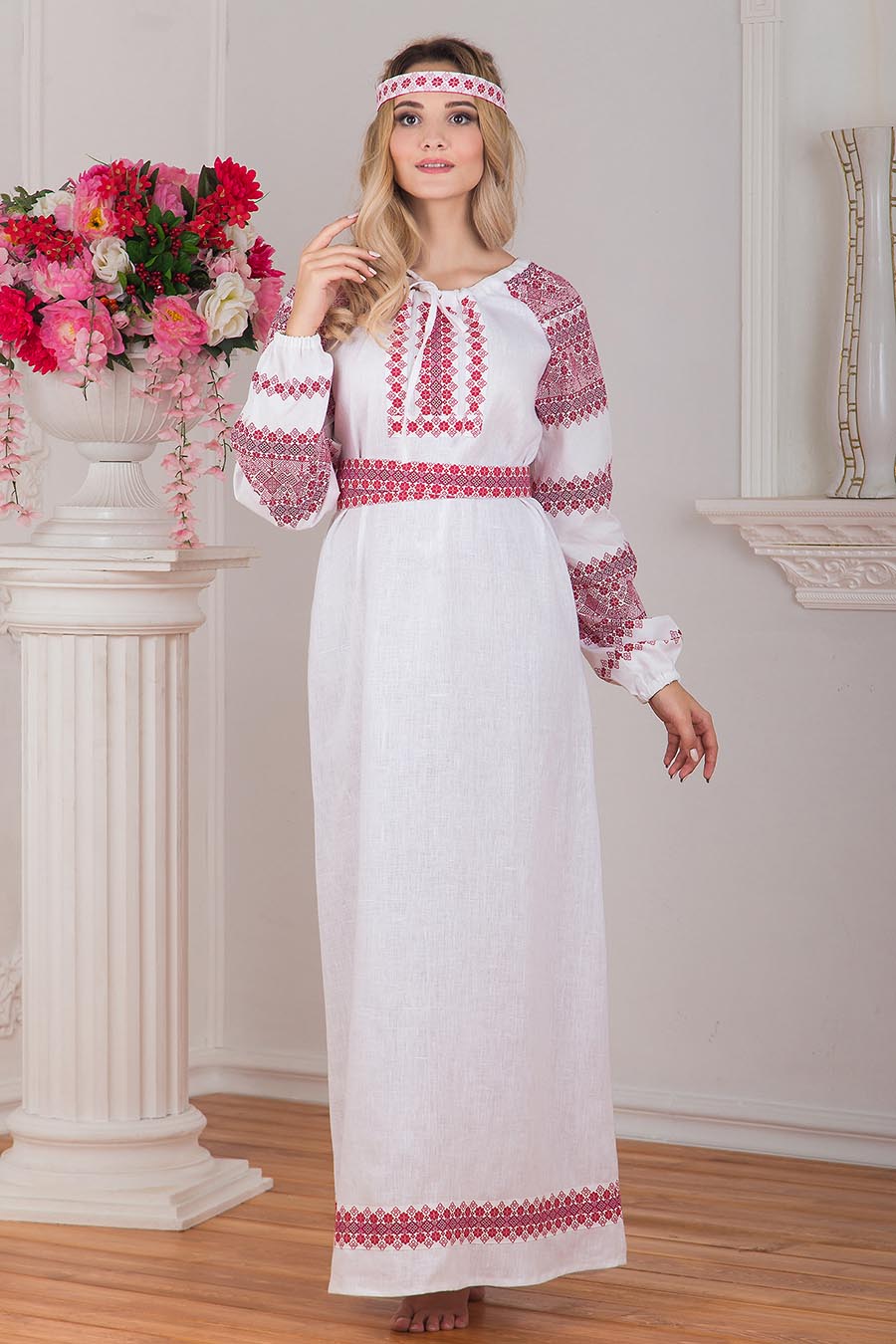 Women in Slavic costumes in Lyon