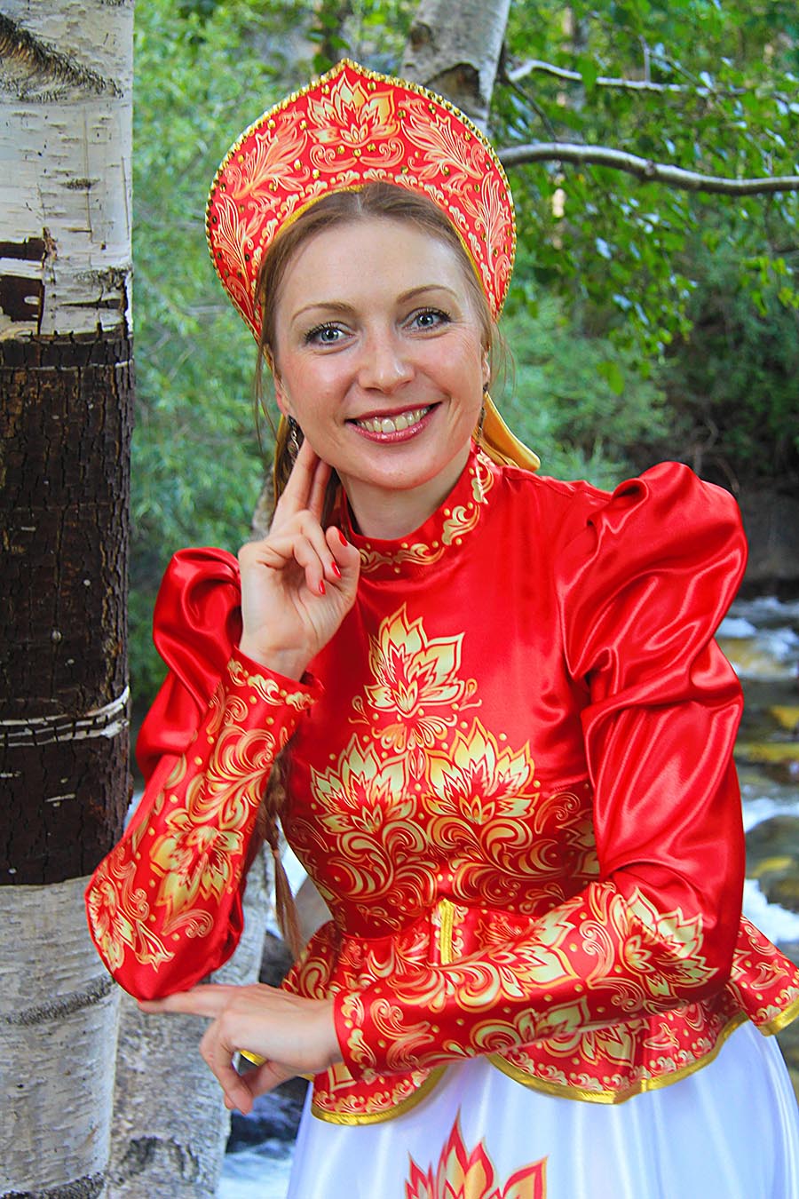 Women in Slavic costumes in Lyon
