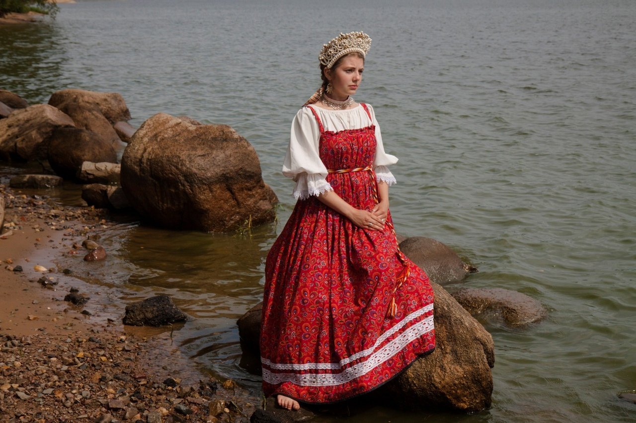 Women in Slavic costumes in Lyon