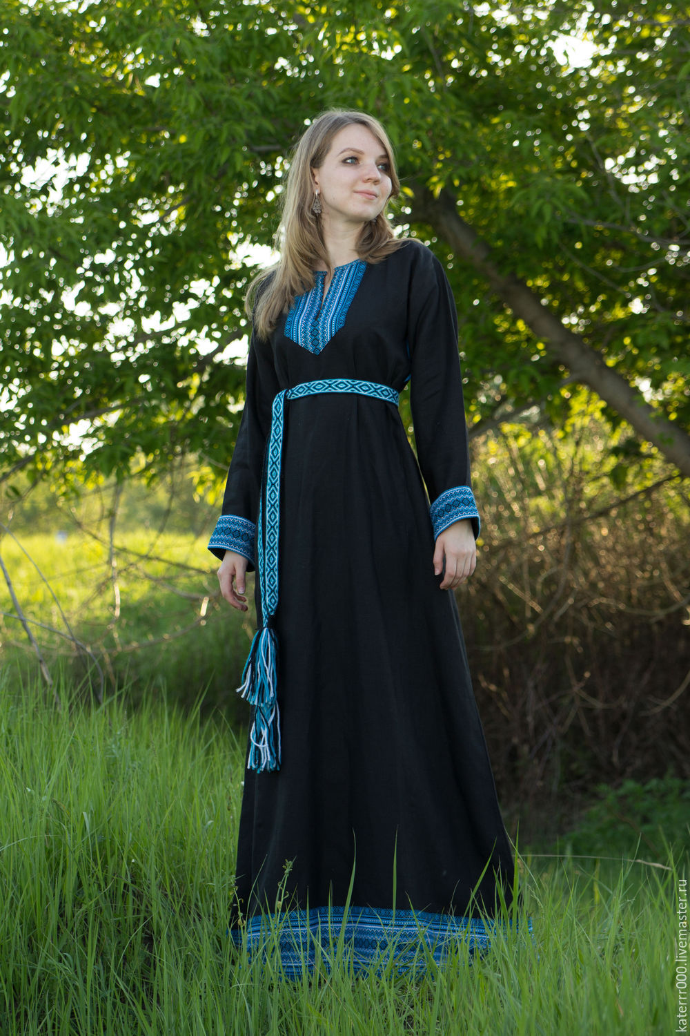 Women in Slavic costumes in Lyon