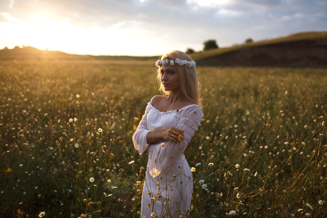 Girls in Slavic costumes in Lyon
