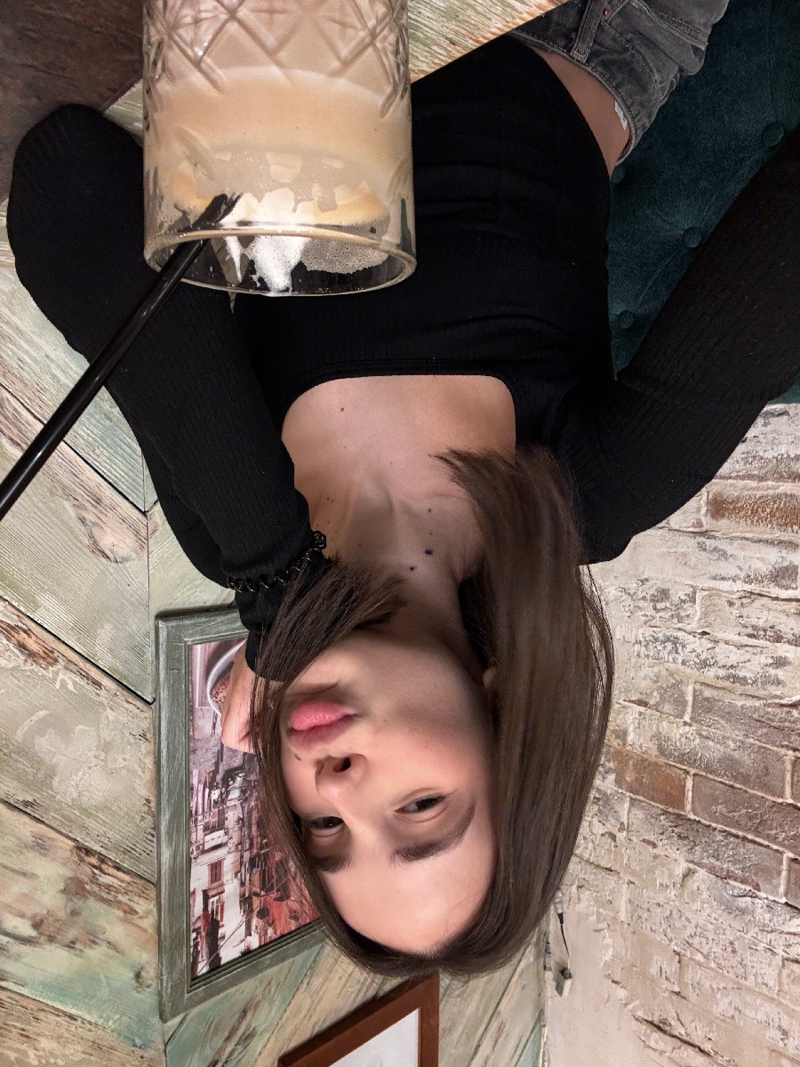 Fresh photos, fresh mood — Tina online in Lyon